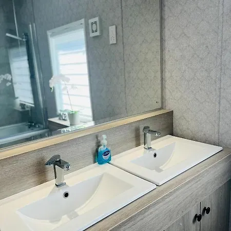 בית נופש Host & - Sunbird